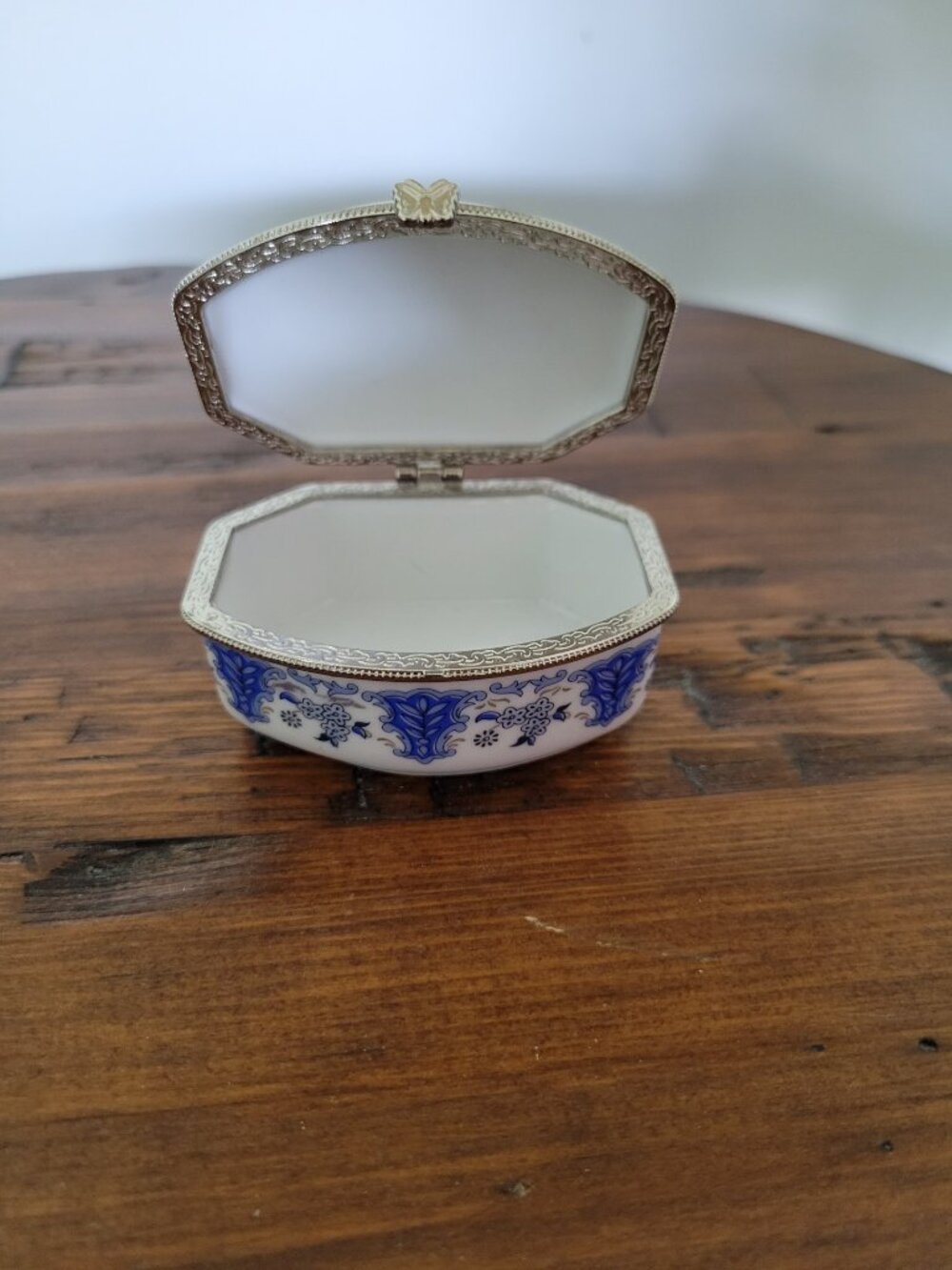 Vintage small hinged Trinket Box - Picture 3 of 3